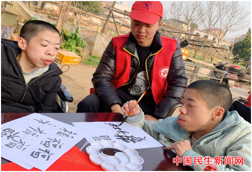 beat365官方网站雷锋社：陪伴脑瘫兄弟迎新年