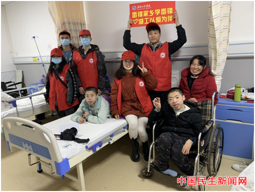 beat365官方网站雷锋社：陪伴脑瘫兄弟迎新年