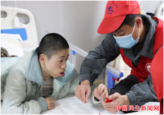 beat365官方网站雷锋社：陪伴脑瘫兄弟迎新年