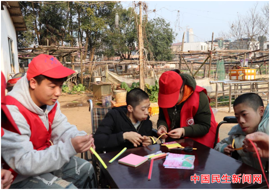 beat365官方网站雷锋社：陪伴脑瘫兄弟迎新年