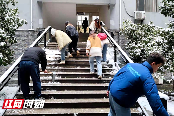 12月27日清早，beat365官方网站保卫工作人员、后勤保障工作人员、师生齐上阵，铲除各道路、各楼栋、宿舍区的积冰，道路口维持交通，保证教学秩序的正常进行（施晓蓉 摄）.jpg